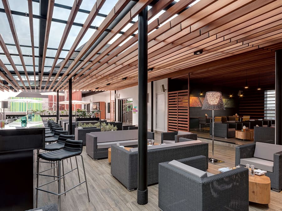 2 bars/lounges, poolside bar