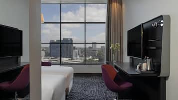Hypo-allergenic bedding, minibar, in-room safe, desk