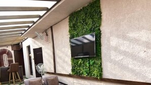Un'area patio interna con un divano, un tavolo e delle sedie.