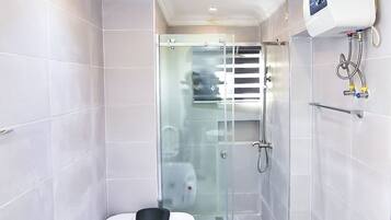 Pearl Room | Bathroom | Shower, rainfall showerhead, towels