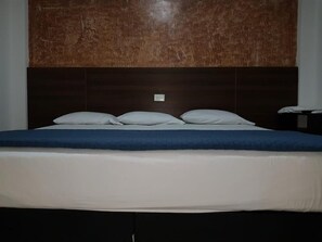 Meja kerja, setrika/meja setrika, dan Wi-Fi gratis