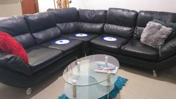 Televisión de pantalla plana de 32 pulgadas con canales por cable