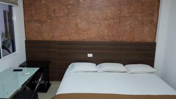 Escritorio, tabla de planchar con plancha, wifi gratis