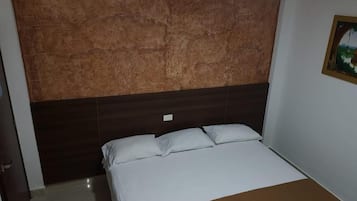 Escrivaninha, ferros/tábuas de passar roupa, Wi-Fi de cortesia