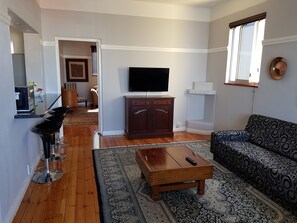 Apartamento clássico, 2 quartos, vista parcial para o oceano | Sala de estar | TV de tela plana