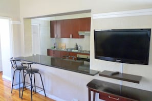 Apartamento clássico, 2 quartos, vista parcial para o oceano | Cozinha privada | Geladeira grande, micro-ondas, fogão, cooktop