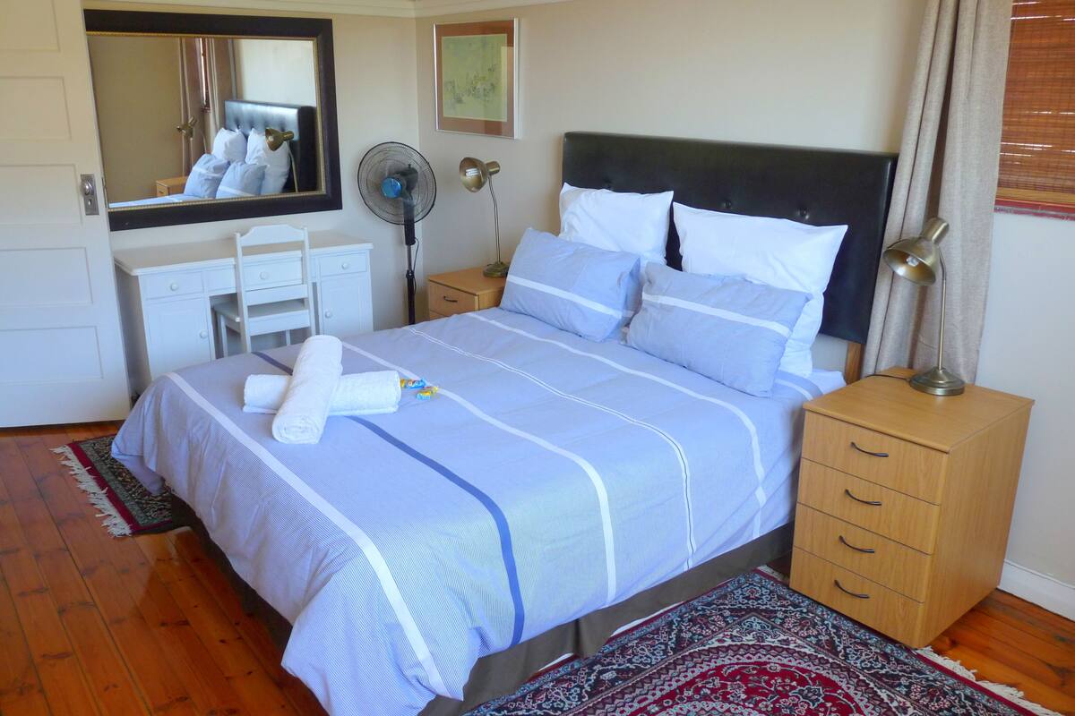 Classic Apartment, 2 Bedrooms, Partial Ocean View