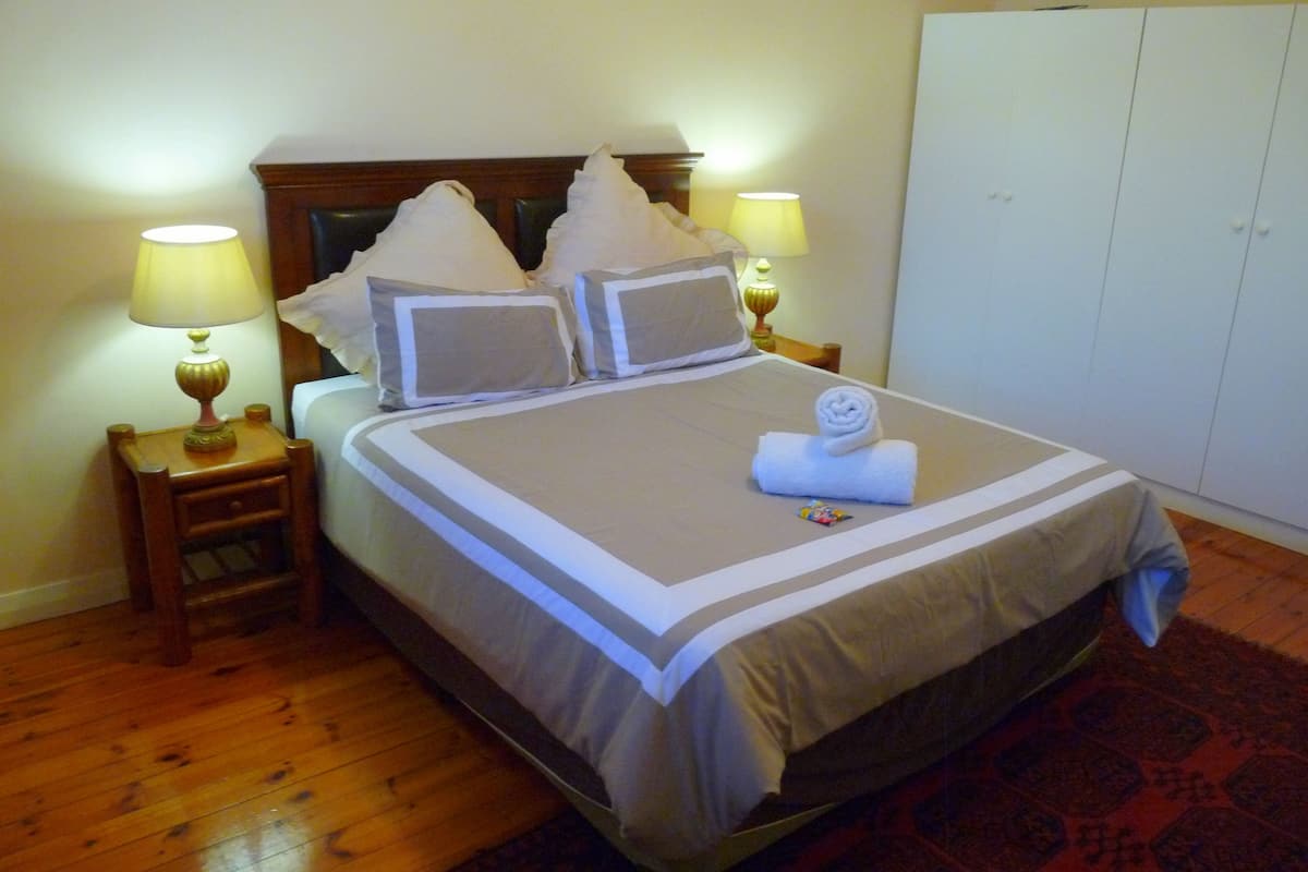 Classic Apartment, 2 Bedrooms, Partial Ocean View