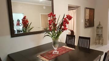 Family Cottage, Garden View | In-room dining