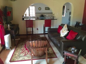 Småhus – comfort, 1 soverom | Oppholdsområde | Flatskjerm-TV