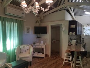 Comfort Cottage, 1 Bedroom | Egyptian cotton sheets, iron/ironing board, free WiFi, bed sheets - Benka Lifestyle (Lobamba)