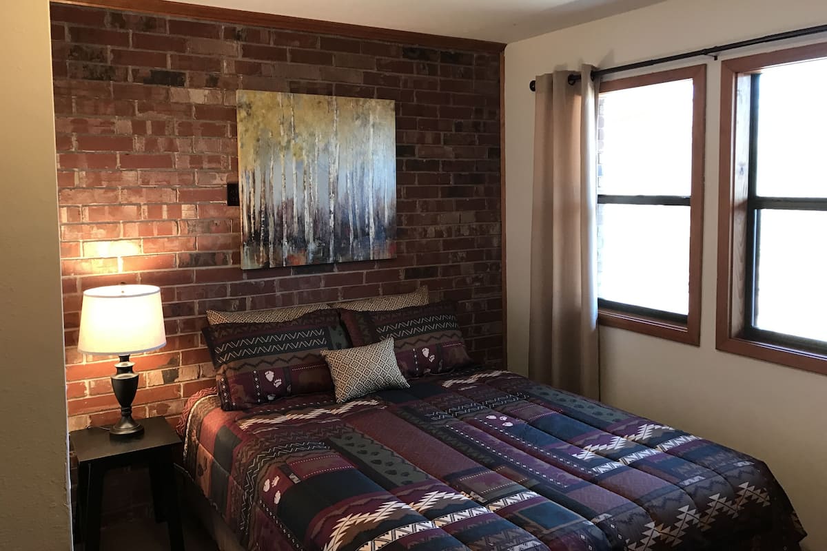 Deluxe Suite, 2 Bedrooms, Jetted Tub, Valley View | WiFi (free), individually decorated, individually furnished, bed sheets