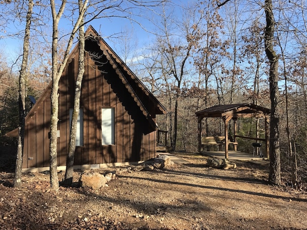 Deluxe Chalet, 1 Bedroom, Kitchen, Valley View | Individually decorated, individually furnished, free WiFi, bed sheets - Norfork Lake Ozark Mountain Lodge (Gamaliel)