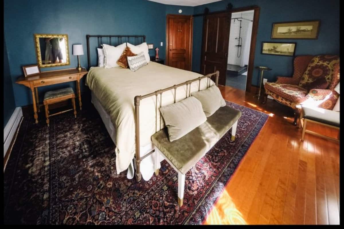Desk, iron/ironing board, rollaway beds, free WiFi