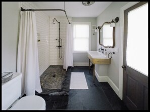 Shower, free toiletries, hair dryer, towels - Burdett House Bed & Breakfast (Burdett)