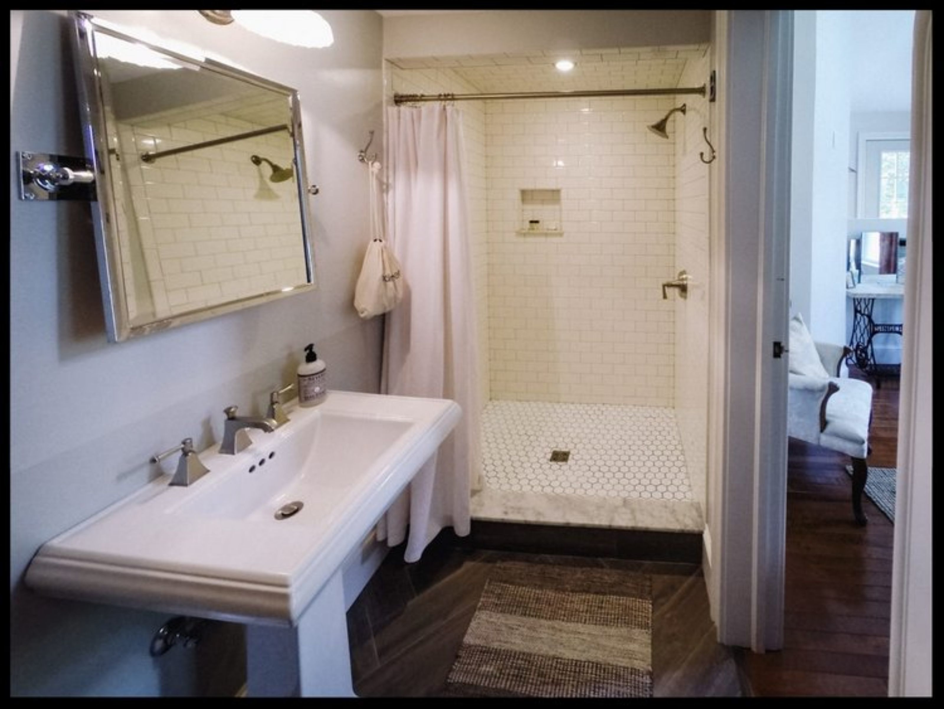 Regadera, amenidades de baño gratuitas, secadora de cabello, toallas 