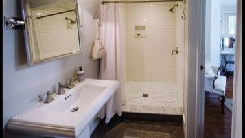 Regadera, amenidades de baño gratuitas, secadora de cabello, toallas