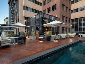 Utendørsbasseng, bassengtelt (inkludert) og bassengparasoller