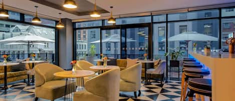 3 bares/lounges, bar de petiscos, gastropub