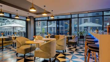 3 bares/lounges, bar de petiscos, gastropub