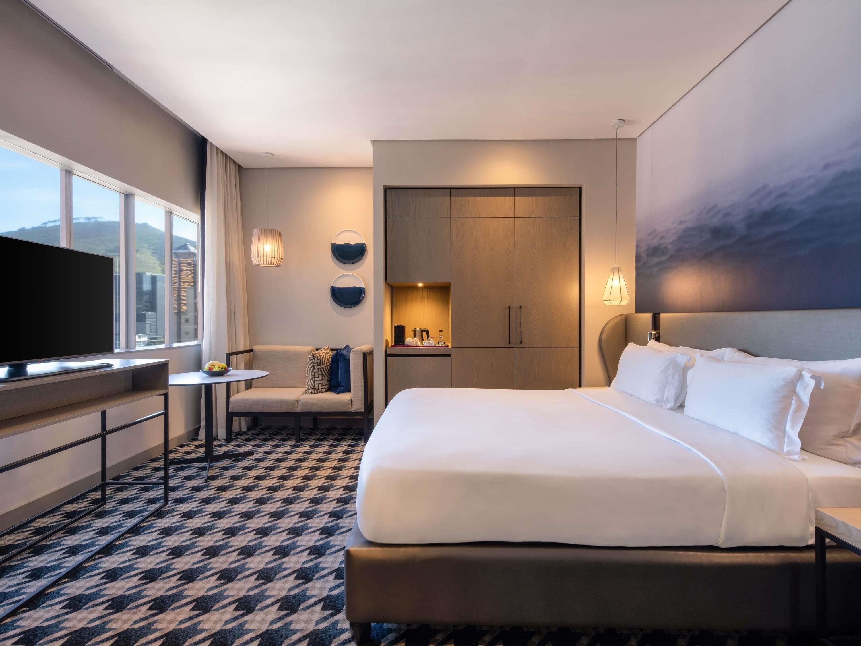 Classic Room, 1 King Bed, Non Smoking, City View | Egyptian cotton sheets, premium bedding, down duvets, pillow-top beds