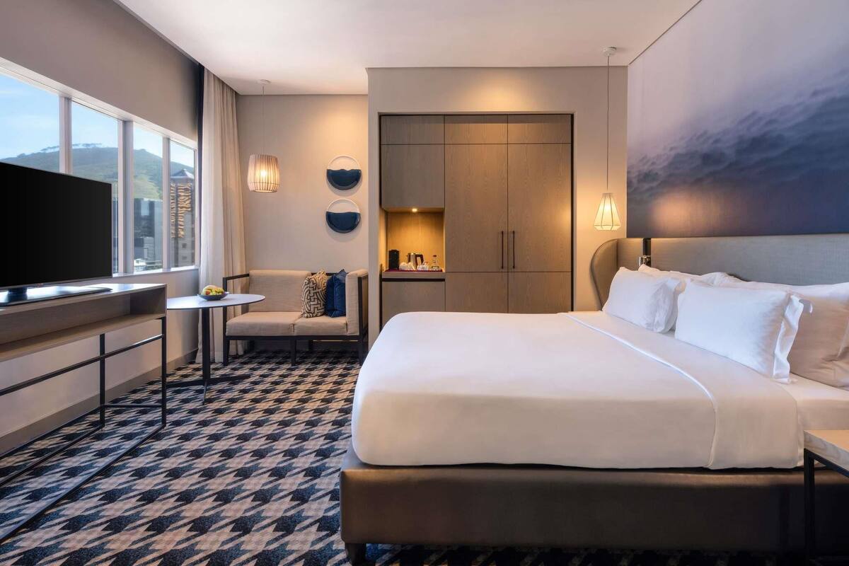 Habitación clásica, 1 cama de matrimonio grande, no fumadores, vistas a la ciudad | Sábanas de algodón egipcio y ropa de cama de alta calidad