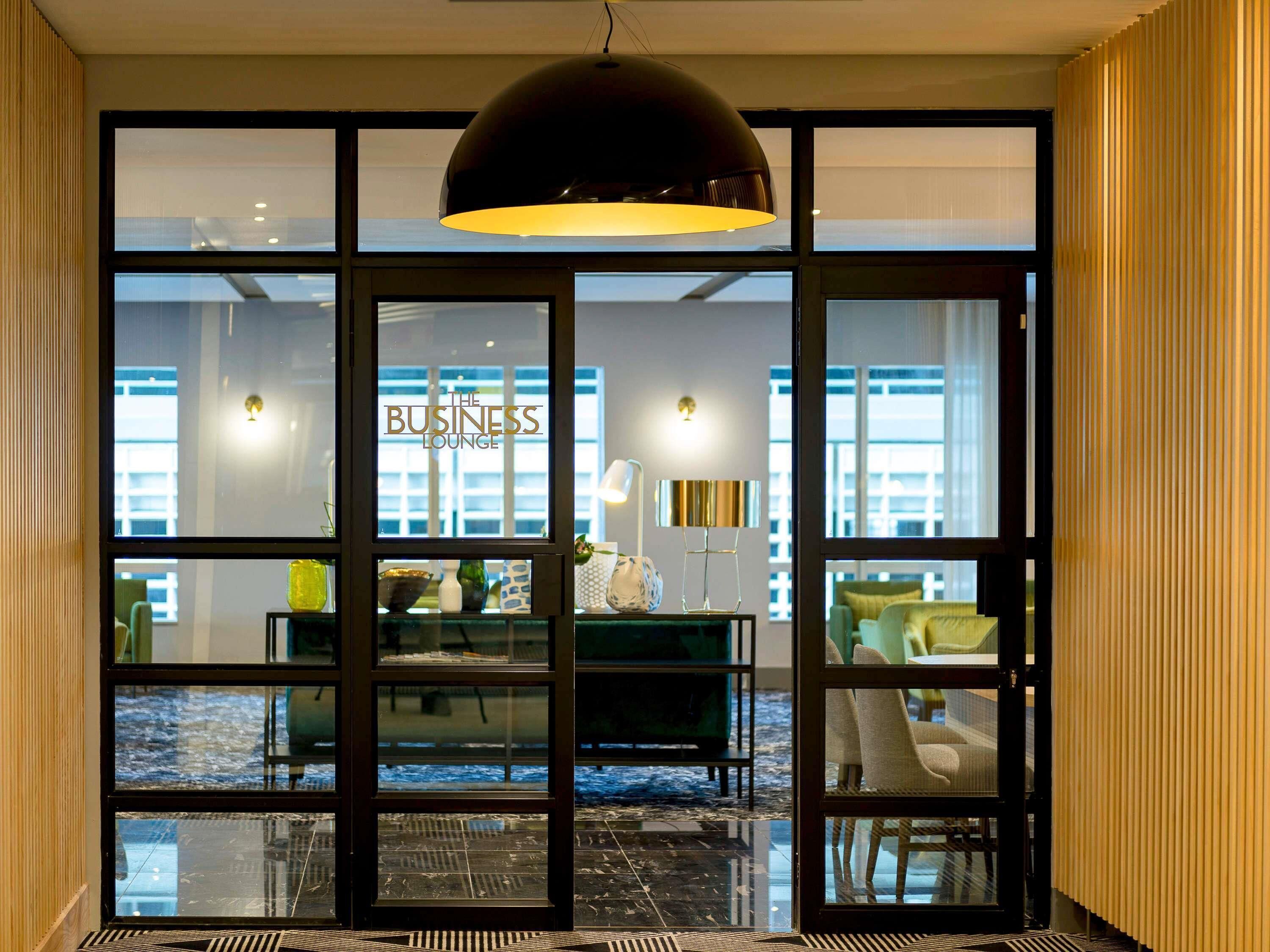 4 restaurants, breakfast, lunch, dinner served; international cuisine