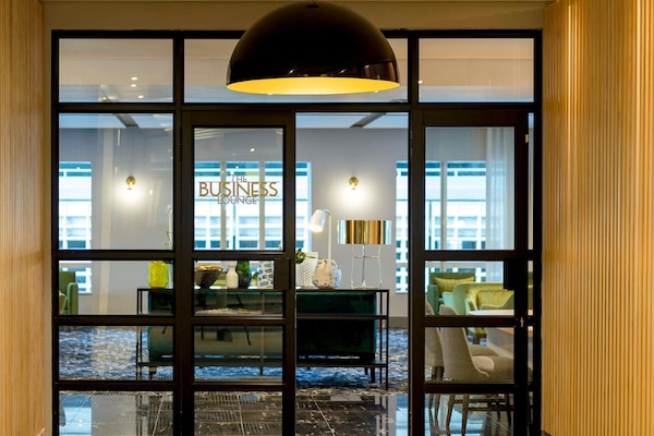 4 restaurants, breakfast, lunch, dinner served; international cuisine