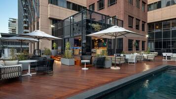 Alberca al aire libre y camas balinesas gratuitas