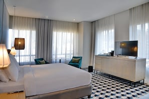 1 bedroom, Egyptian cotton sheets, premium bedding, down comforters