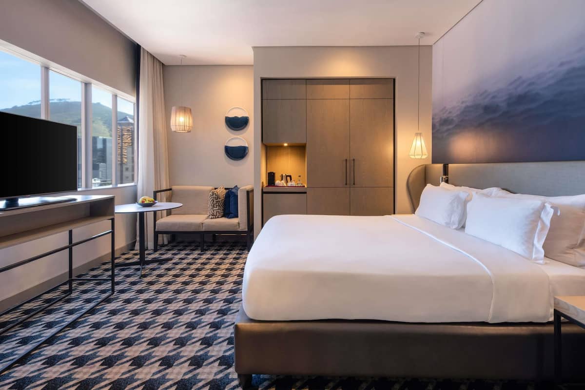 Classic Room, 1 King Bed, Non Smoking, City View | Egyptian cotton sheets, premium bedding, down comforters, pillowtop beds