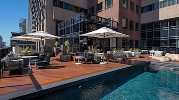 Utomhuspool, öppet 07.30 till 08.30, gratis cabanor och parasoller