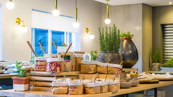 Päivittäinen buffetaamiainen (365 ZAR per henkilö)