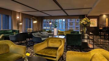 4 restaurants, breakfast, lunch, dinner served; international cuisine