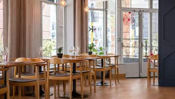 4 restaurants, breakfast, lunch, dinner served; international cuisine