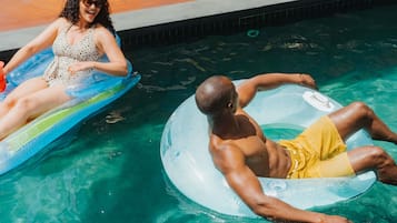 3 bares/lounges, bar de petiscos, gastropub