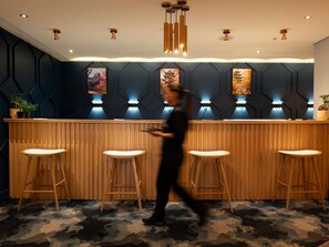 4 restaurants, breakfast, lunch, dinner served; international cuisine 