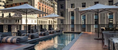 3 quầy bar/khu lounge, bar phục vụ món nhẹ kiểu Tây Ban Nha, gastropub