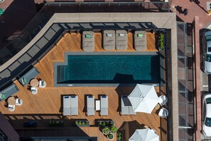 Outdoor pool, free pool cabanas, pool umbrellas
