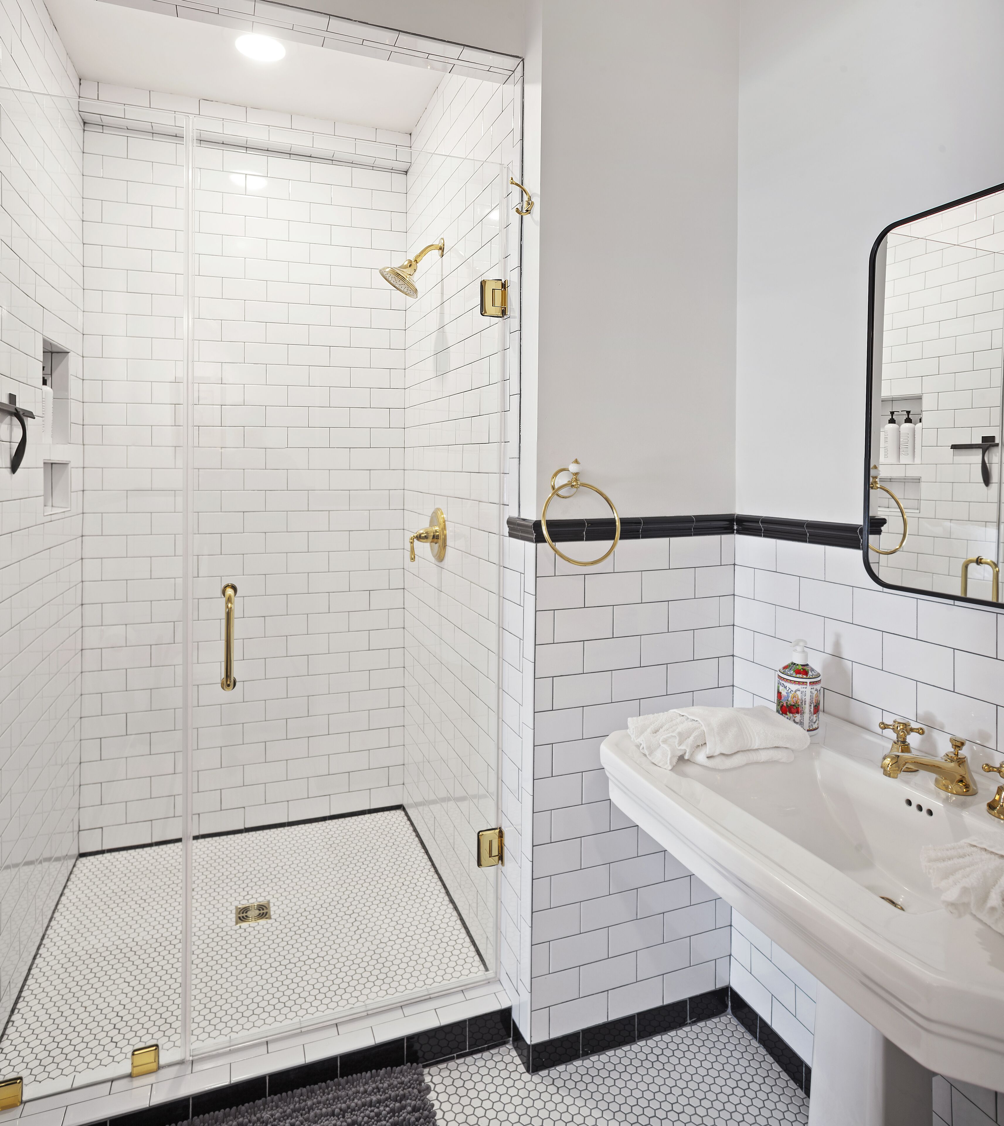 Douche, articles de toilette gratuits, sèche-cheveux