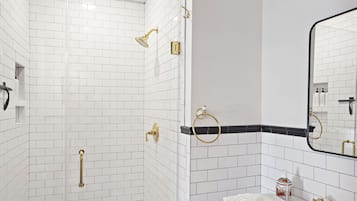 Douche, articles de toilette gratuits, sĂšche-cheveux