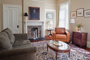 1 bedroom, premium bedding, pillow-top beds, desk - Printmaker's Inn (Savannah)