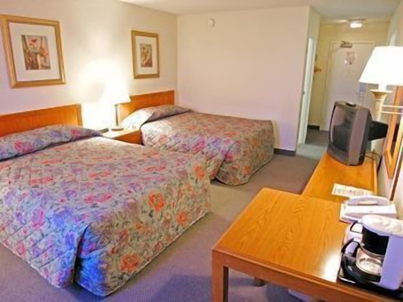 客房內保險箱、書桌、熨斗/熨衣板、折疊床/加床