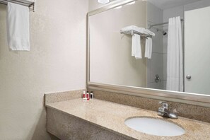 Combined shower/tub, free toiletries, towels