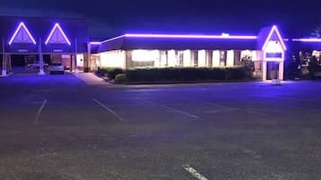 Fachada da propriedade à noite