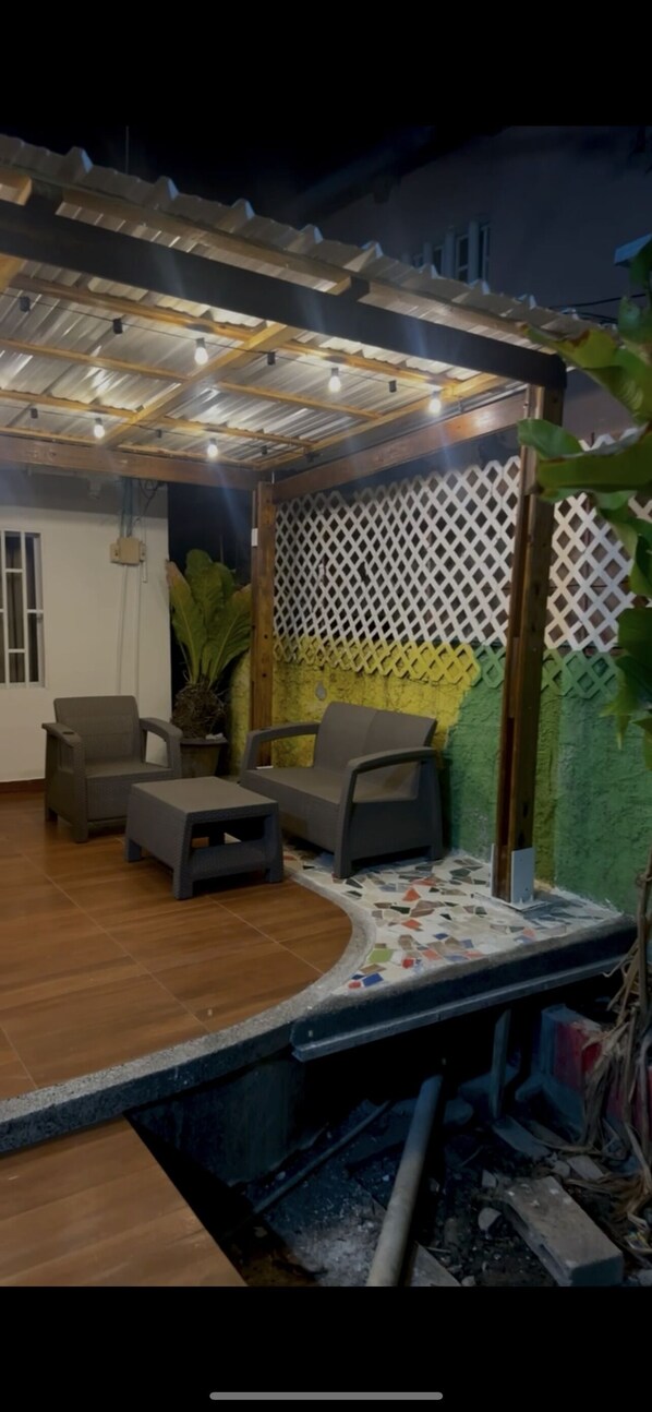 32-inch flat-screen TV with cable channels, TV