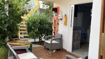 Triple Room | Living area | 32-inch flat-screen TV with cable channels, TV