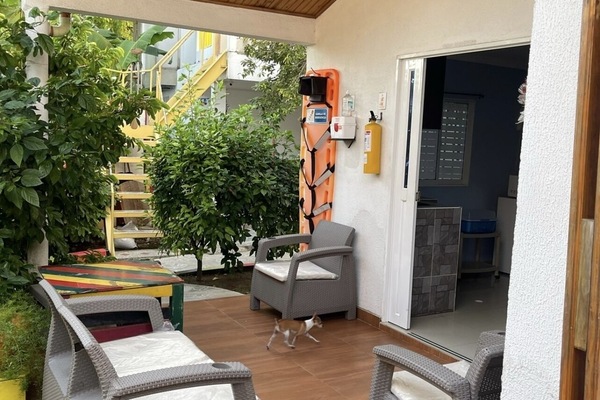 Triple Room | Living area | 32-inch flat-screen TV with cable channels, TV