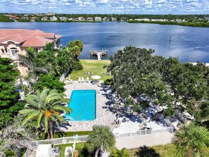 Appart'hôtel, 1 très grand lit et 1 canapé-lit, vue établissement (1B) | Piscine | Piscine extérieure