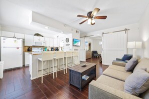 คอนโด, เตียงคิงไซส์ 1 เตียง และโซฟาเบด, วิวรีสอร์ท (1B) | บริเวณนั่งเล่น | ทีวีจอแบน